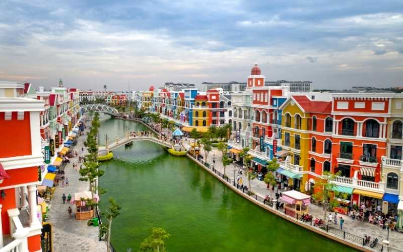 Central Vietnam Charm: Mountains, Culture & Magic